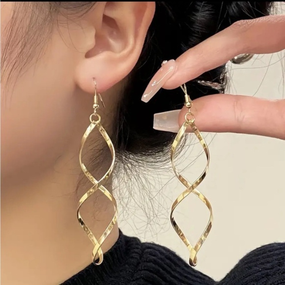 NWT! Glamorous Golden Spiral Dangle Earrings - Lightweight.